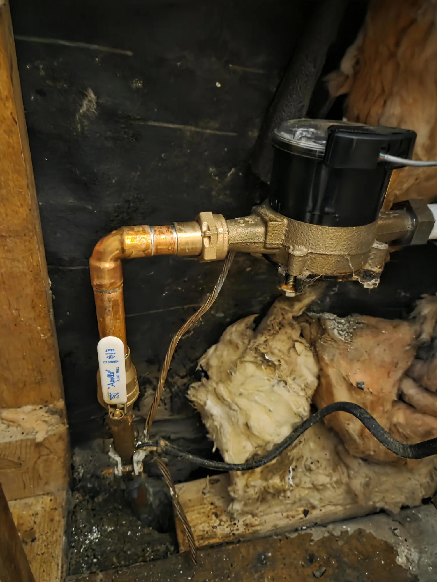 Water meter and copper shutoff connection inside an open wall